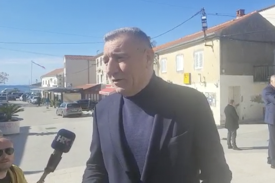 specka Ante Gotovina darovao 22 vitraja crkvi u Pakoštanima: 'To je tradicija i naša bratovština'