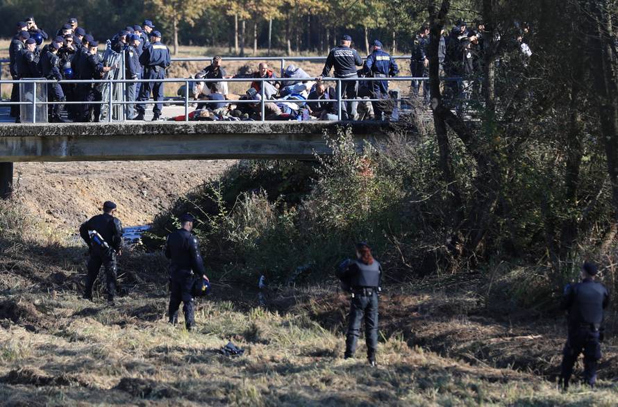 Migranti ih gađali kamenjem: Lakše ozlijeđena dva policajca