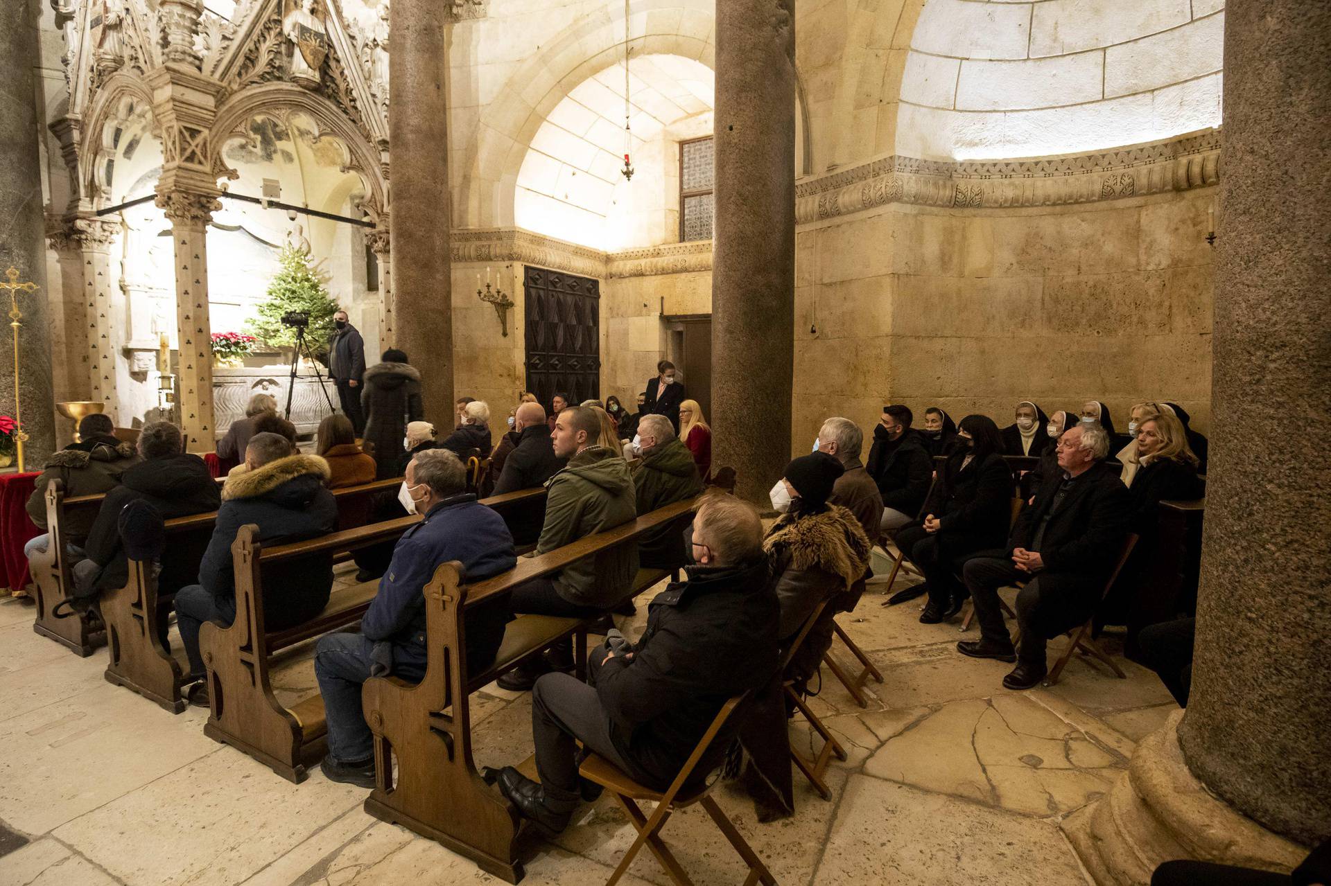 Split: Nadbiskup Marin Barišić predvodio misu polnoćku u splitskoj prvostolnici svetog Dujma