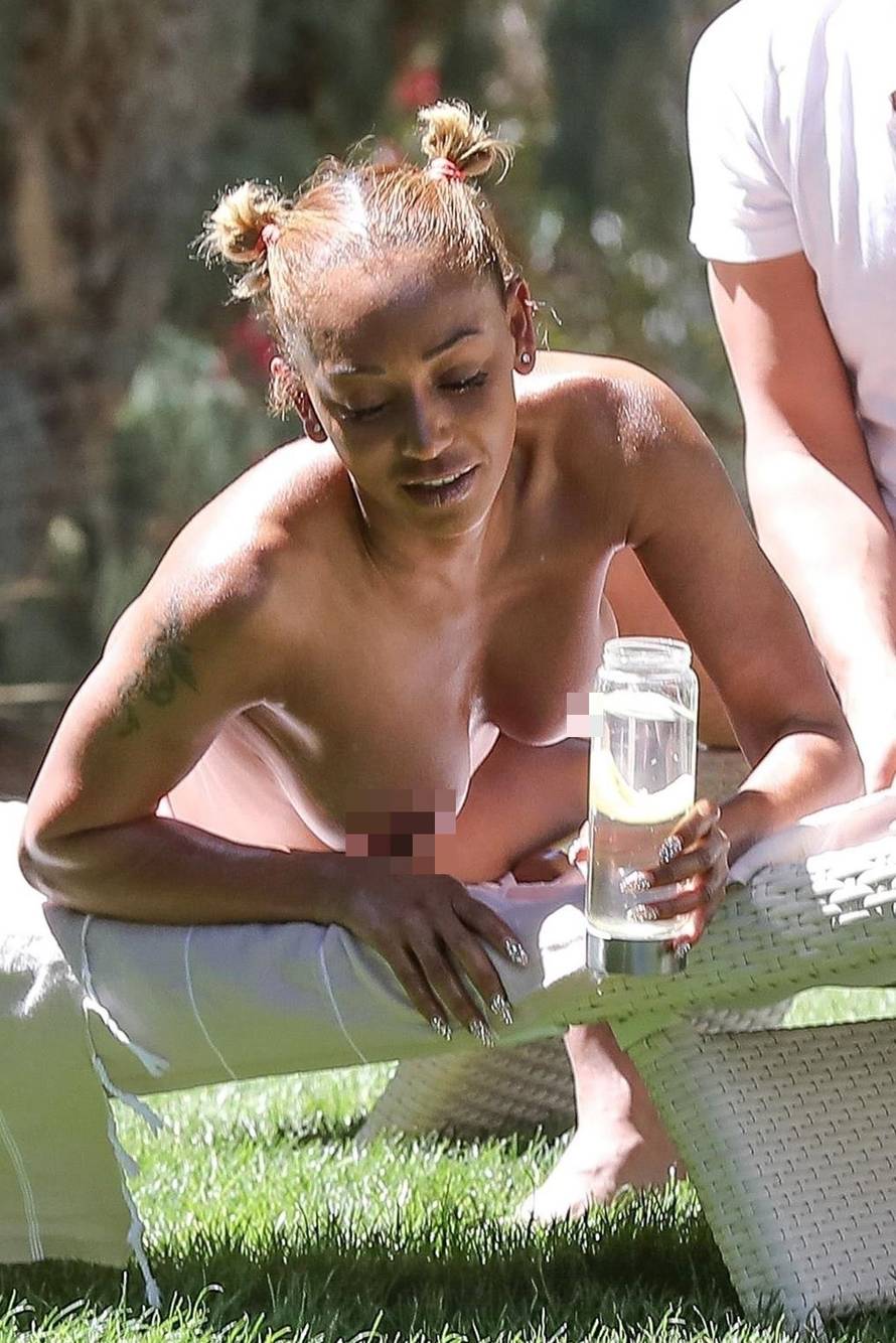 Mel B se provodi s frizerom, a pokazala je i ožiljak ispod grudi