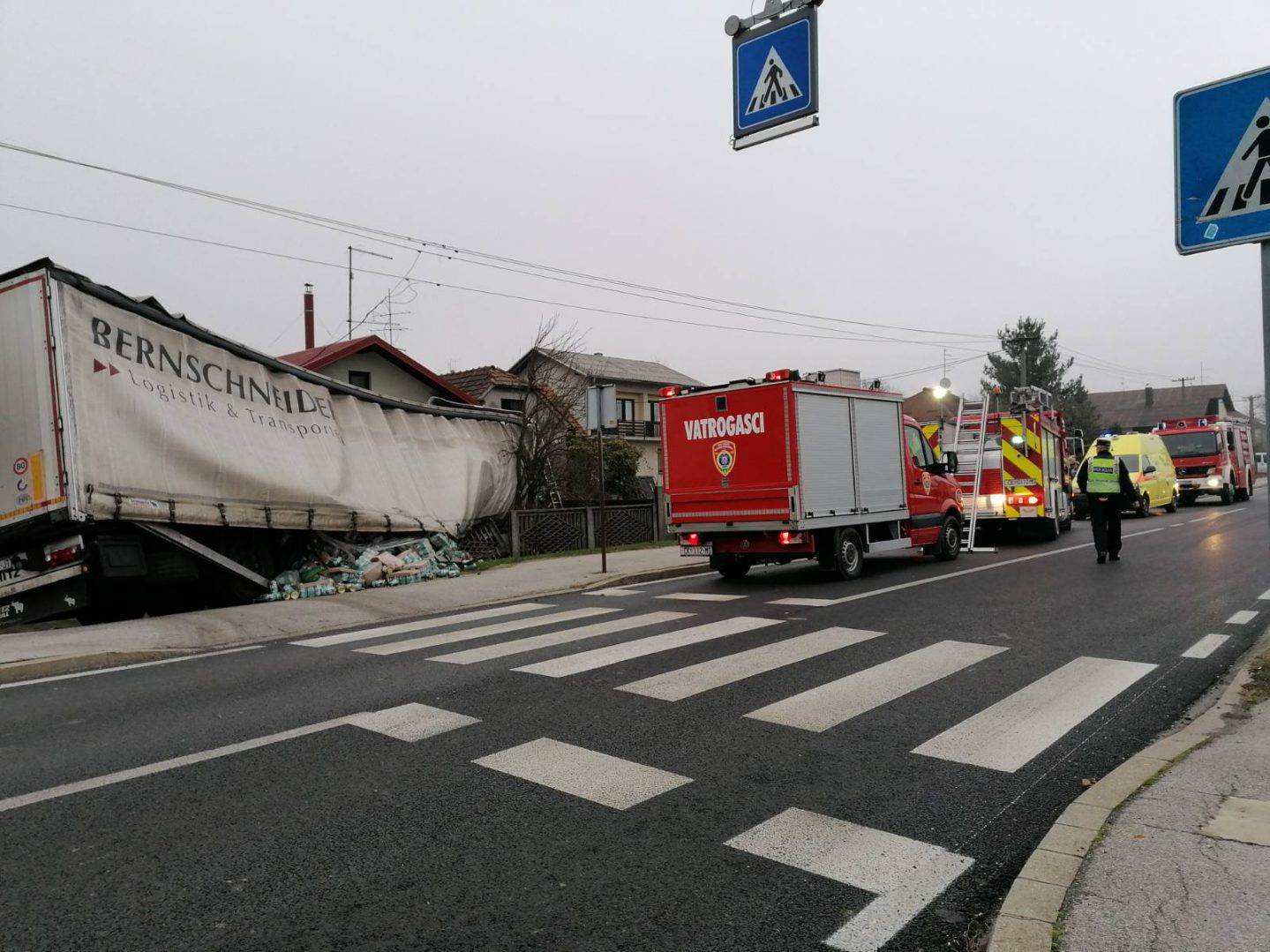 Zabio se kamionom u kuću, u teškoj nesreći poginuo vozač