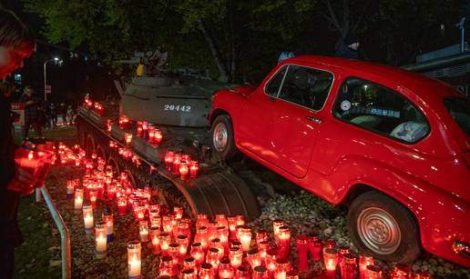 FOTOGALERIJA Kod crvenog fiće koji gazi tenk građani zapalili svijeće u sjećanje na Vukovar