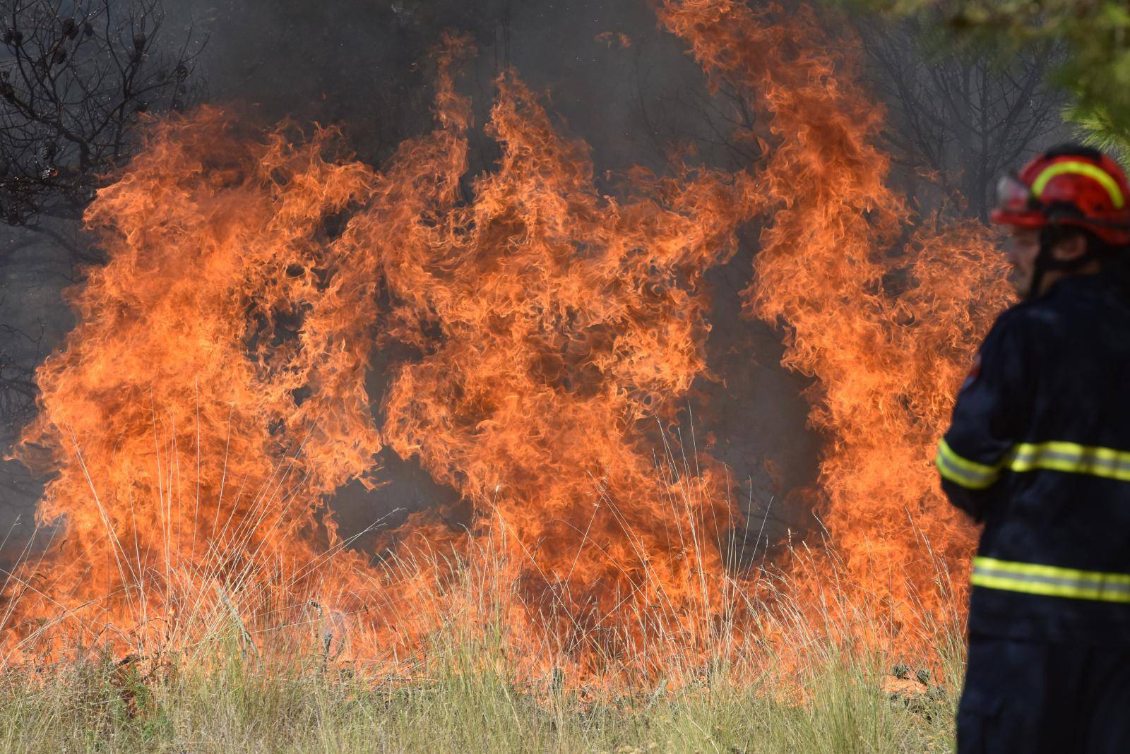 Besana noć pred vatrogascima: Počeli su evakuirati stanovnike