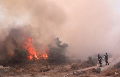 Pogledajte fotografije i snimke velikog požara kod Trogira: Oko 170 vatrogasaca je na terenu