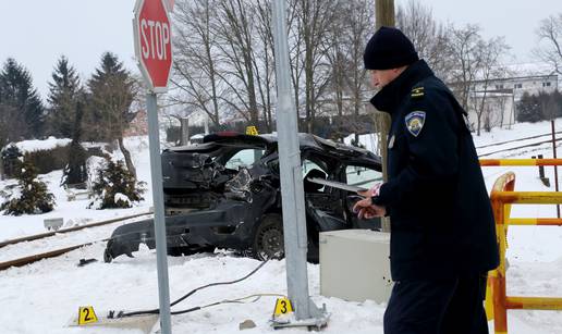 Vlak naletio na auto u Maloj Subotici, vozačica u bolnici