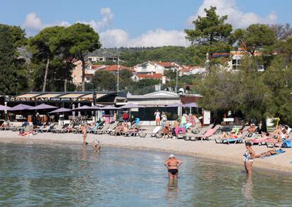 FOTO U Vodicama je jesen samo u kalendaru: Turisti na plažama upijaju sunce i uživaju u moru