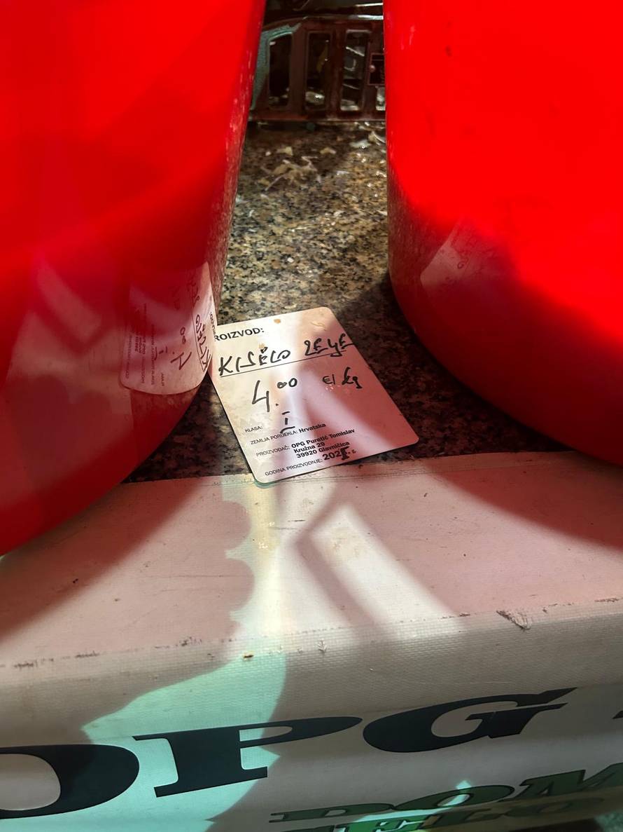 FOTO Gužva na tržnici Dolac: Najviše se kupuju odojci i zelje, a ovo su novogodišnje cijene...