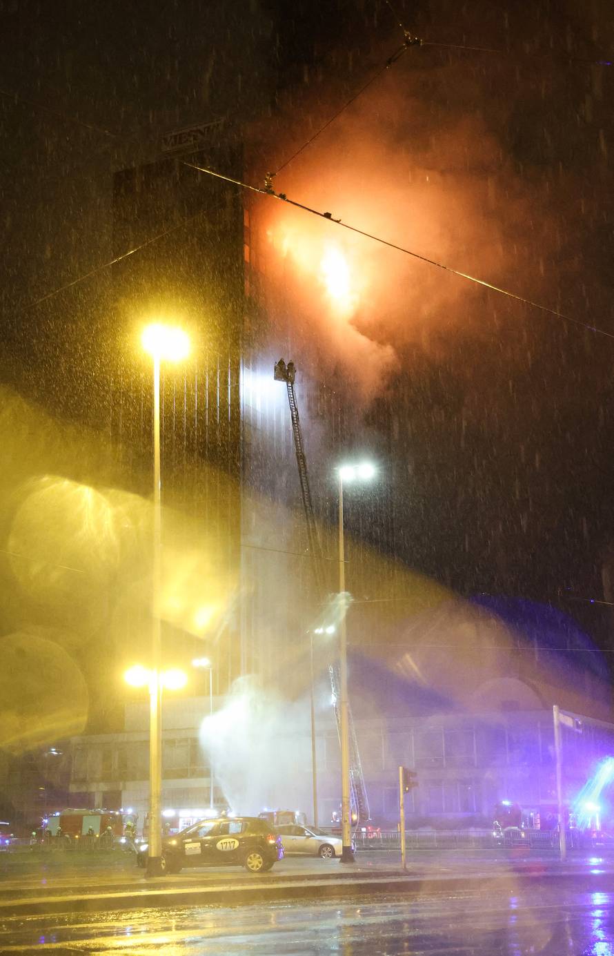 Zagreb: Požar u Vjesnikovom neboderu