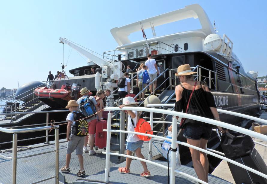 Korčula: Velik broj turista čeka ukrcaj na katamarane