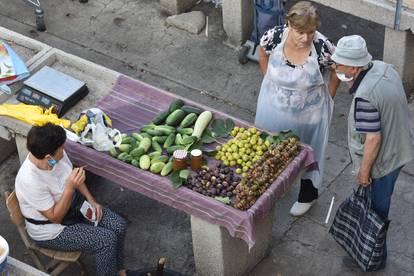 Bogata ponuda svježeg voća i povrća na šibenskoj tržnici