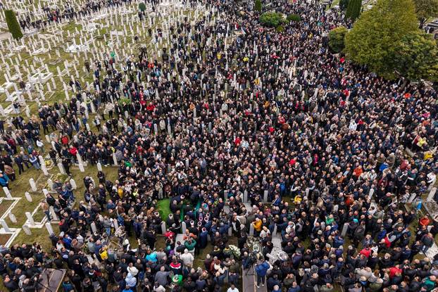 Sarajevo: Pogled iz zraka na posljednji ispraćaj Halida Bešlića na gradskom groblju Bare