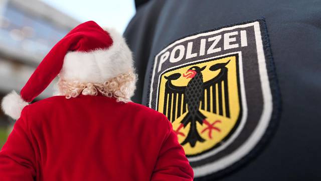 Pijani Djed Božićnjak nosio je poklone i zabio se u kuću u Njemačkoj. Spasili su darove