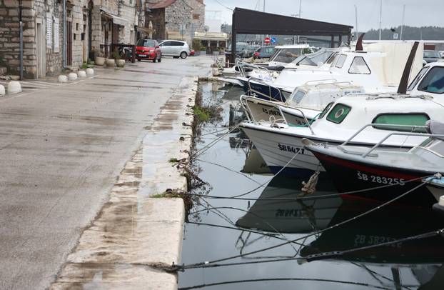 Šibenik: Jugo potopilo Dolac, cijela riva je pod morem