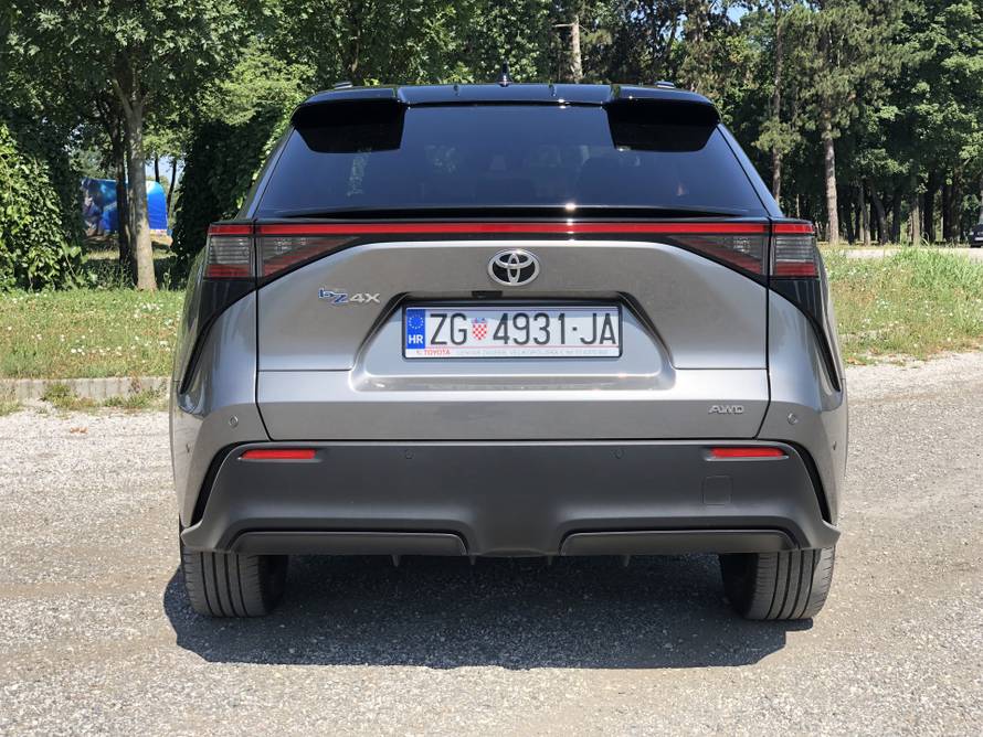 Toyota bZ4X: Mnogo zabave u vožnji, ali i jako puno novca
