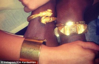 Toliko su bliski: Kim i Kanye nose slične zlatne narukvice