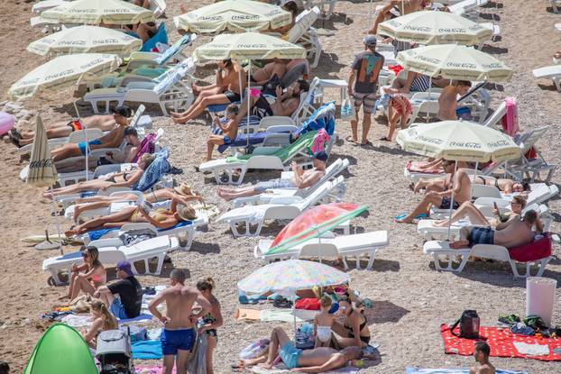 Dubrovnik: Plaža Banje je puna posjetitelja koji uživaju u moru