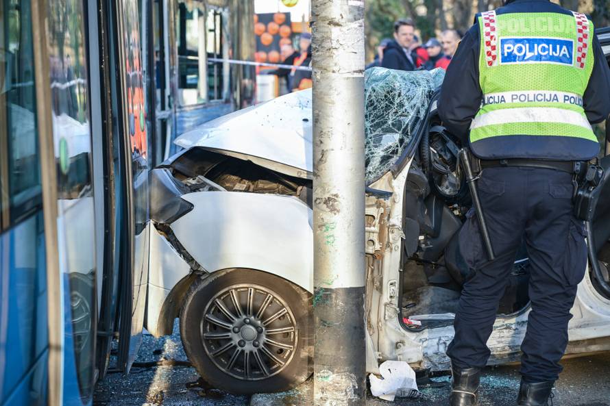 Zagreb: Vozač taksija prevezen u KBC Zagreb nakon što se kod Maksimira sudario s tramvajem