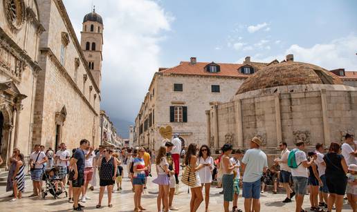 U Dubrovnik dolazi sve više turista, a počele su i prve gužve