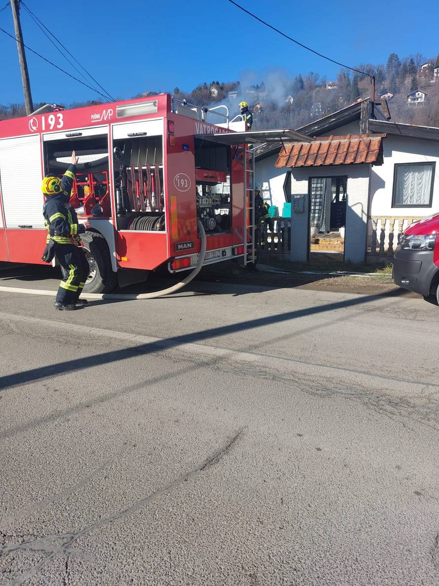Izgorjela obiteljska kuća u Donjoj Stubici. Žena pri loženju peći granje polila tekućinom