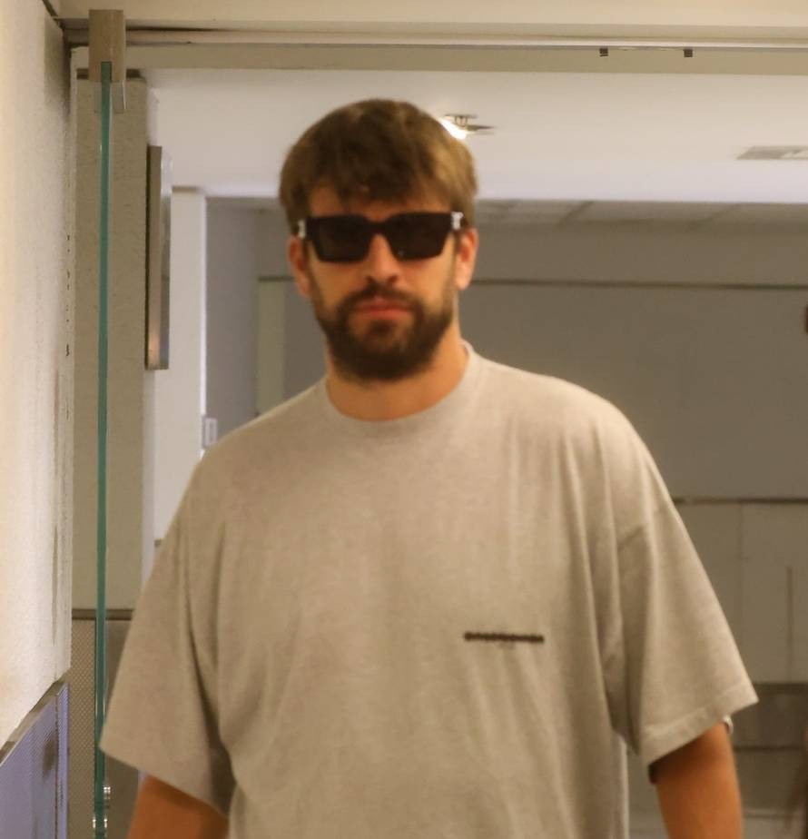 *EXCLUSIVE* Gerard Pique arrives in Miami after a short vacation in Dubai with his girlfriend