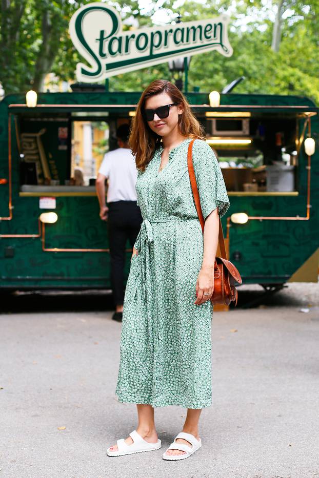Boho kombinacija: Anita Dujić u ljetnoj haljini i retro sandalama