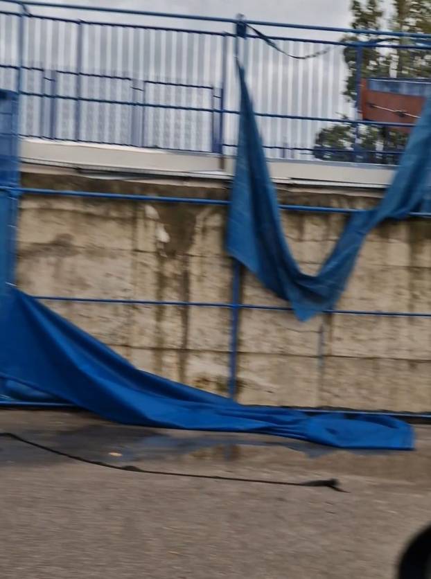 Galerija maksimirskog kaosa! Razbijeni prozori, prevrnuti WC, pokidani panoi, voda u tunelu...