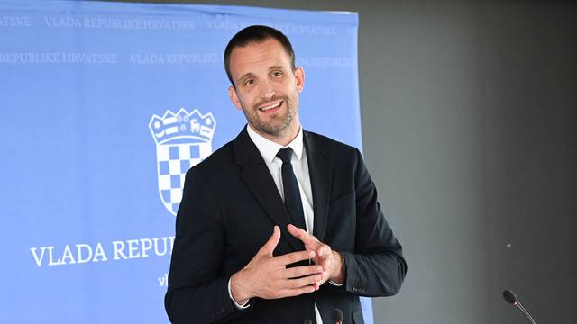Zagreb: Ministar Erlić dao je izjavu medijima