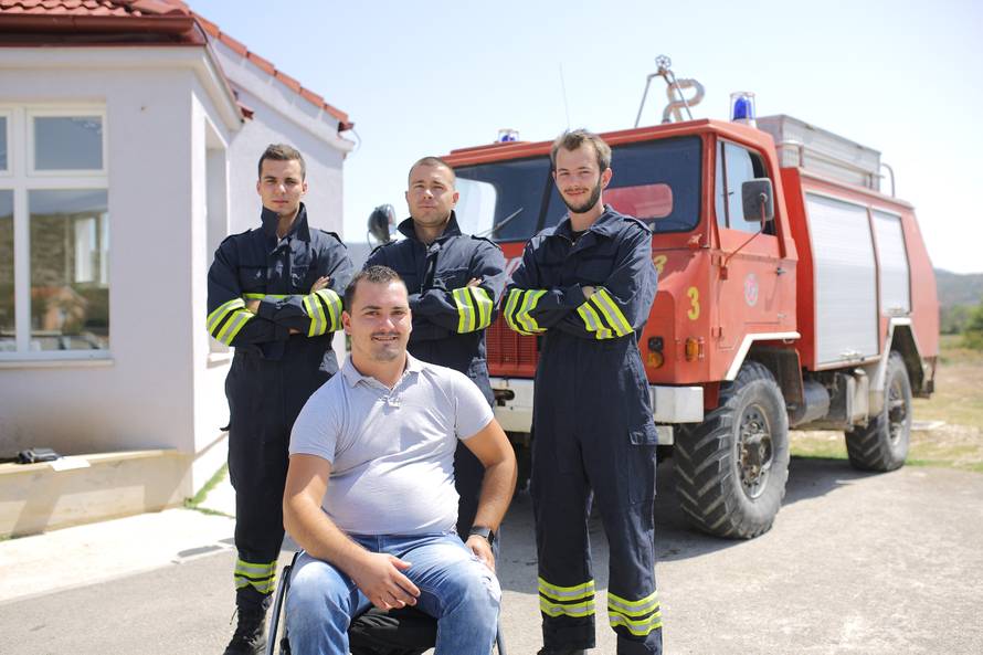 Vatrogasac velika srca: Svoje kolege prati iako je u kolicima