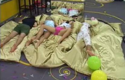 Big Brother: Senka širila noge u snu nakon tuluma
