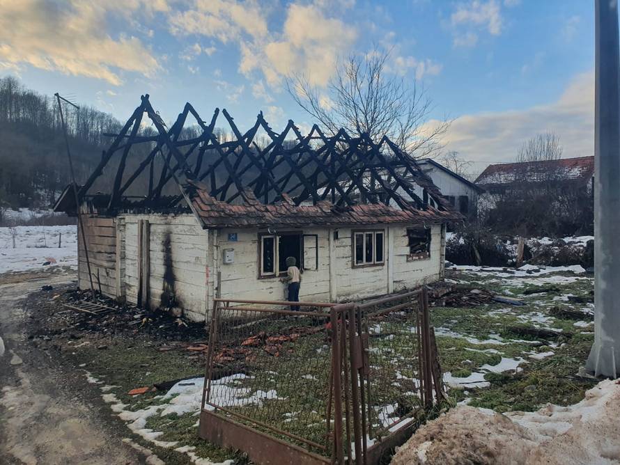 FOTO Buktinja u Glini: 'Žena nas je probudila da bježimo, kuća nam je potpuno izgorjela'