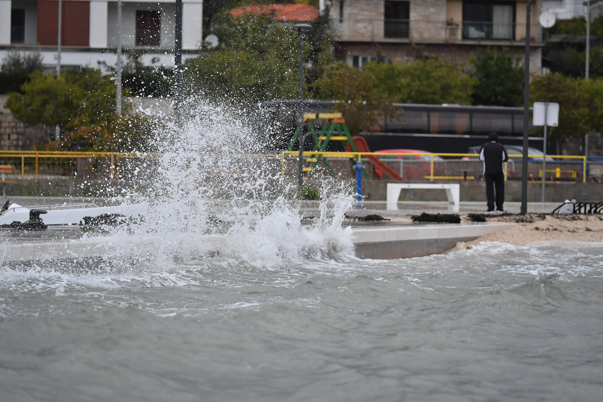 Zbog obilne kiše i juga poplavljene su prometnice Trogira i Čiova