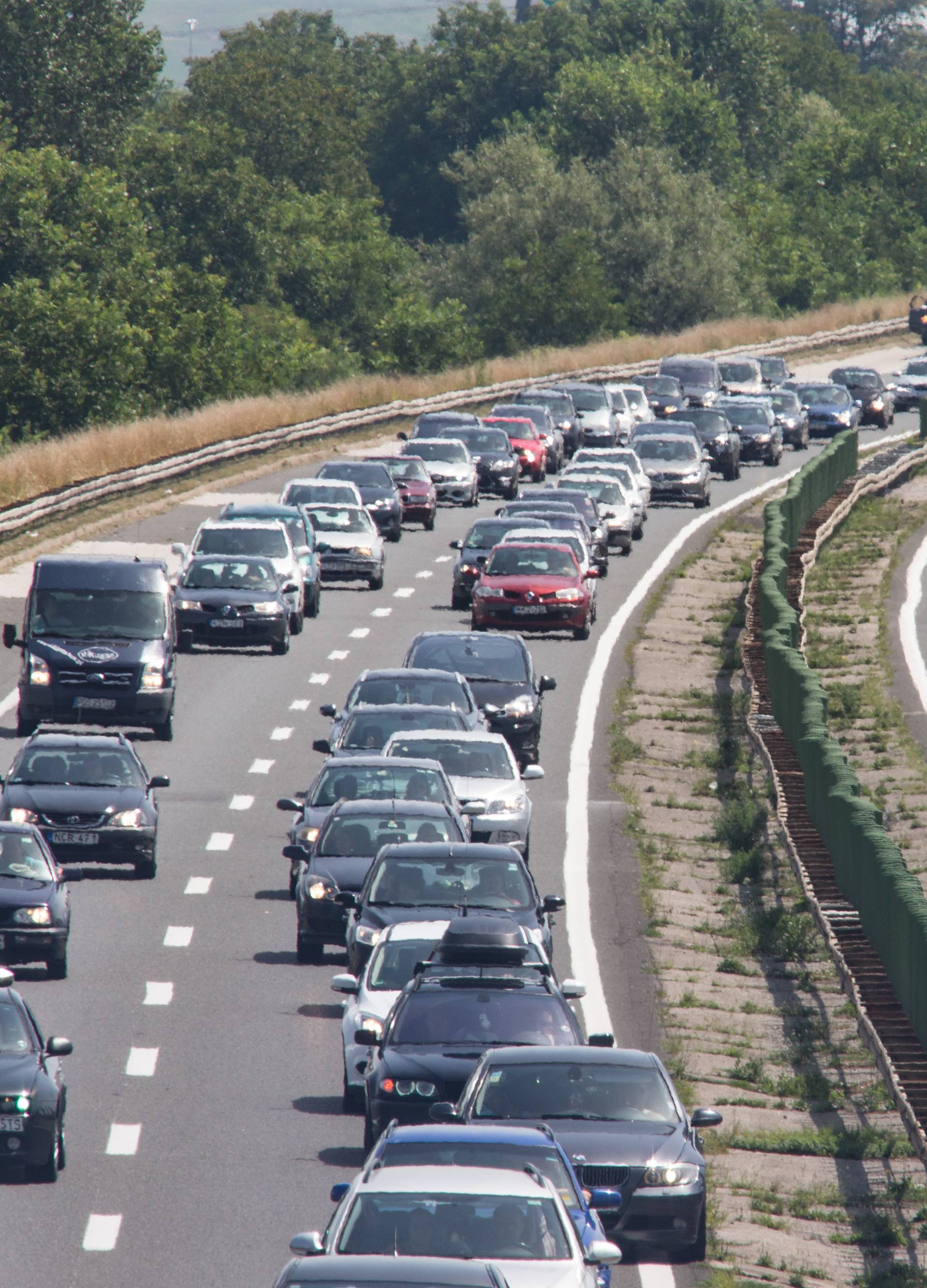 Kolone i zastoji na većini cesta, najveće su gužve na granicama