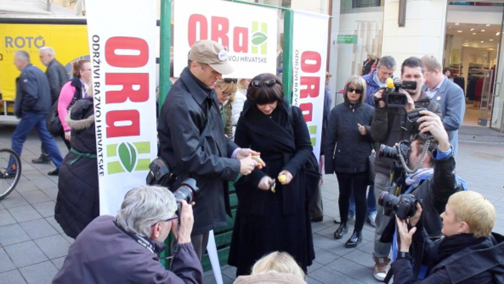 Holy u centru Zagreba gulila krumpir: 'Ovaj mi nikak nejde'