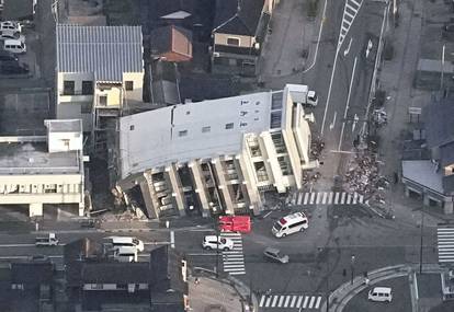 FOTO Pogledajte kako izgleda Japan dan nakon jakih potresa: Ruševine posvuda, izbili požari