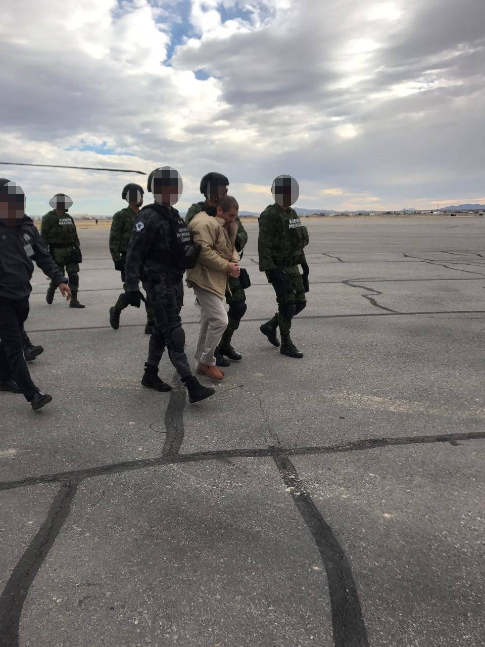 Mexico's top drug lord Joaquin "El Chapo" Guzman is escorted by soldiers in Ciudad Juarez, Mexico, as he is extradited to New York