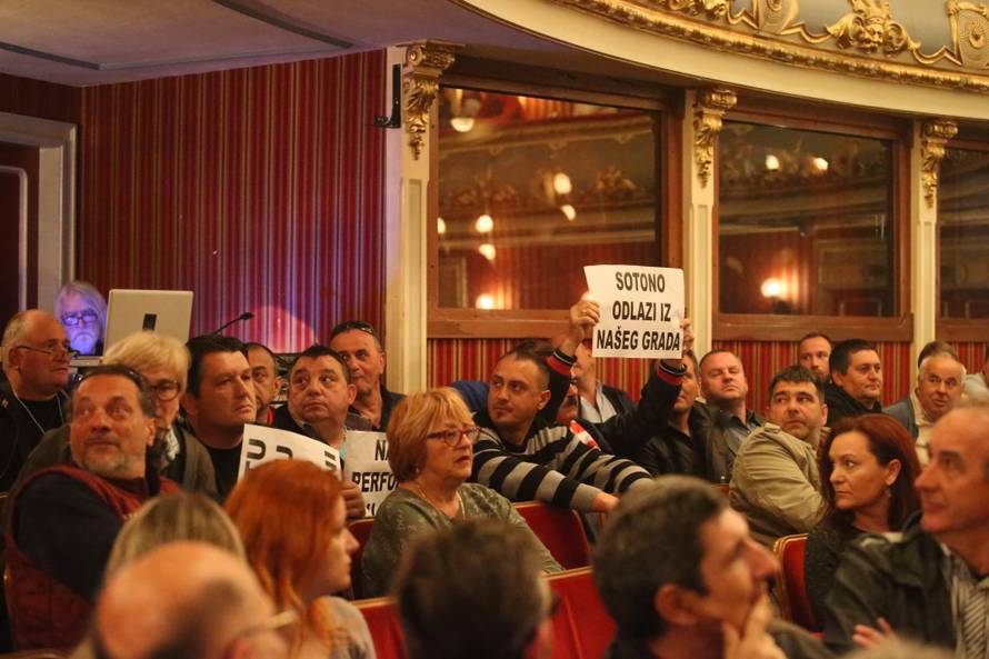 Policija izbacila HSP-ovce koji su ometali Frljićevu predstavu