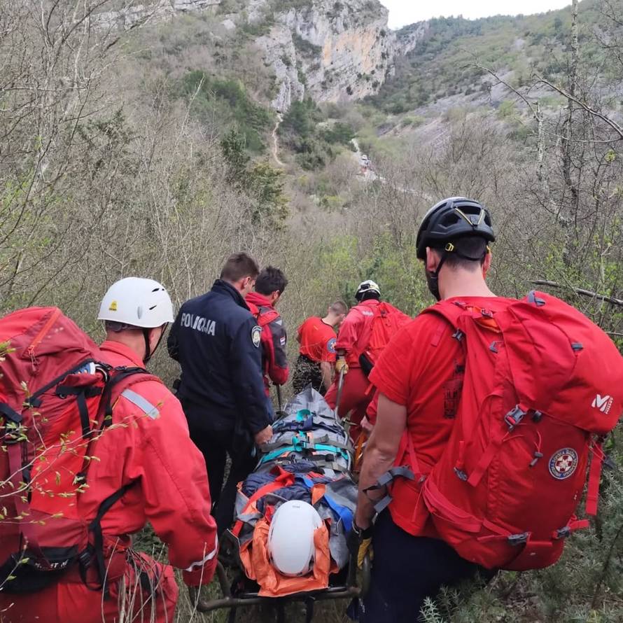 DRAMA U DRNIŠU Stranci se spuštali ziplineom pa se zabili  u stijenu. Pomagao im HGSS