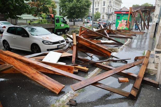 Osijek: Jak vjetar srušio drvenu skelu