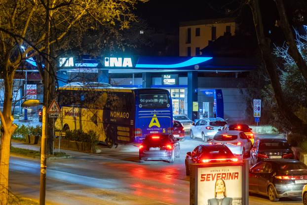 Pula: Automobili na benzinskim pumpama uoči sutrašnjeg poskupljenja benzina