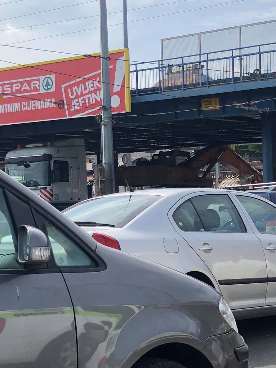 Kamion s bagerom zapeo za nadvožnjak na Držićevoj aveniji