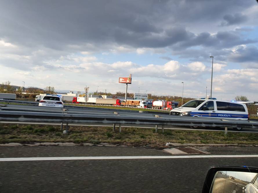 VIDEO Prevrnuo se kamion na A1 kod Karlovca: Curi gorivo, na lokaciju poslali i vatrogasce!