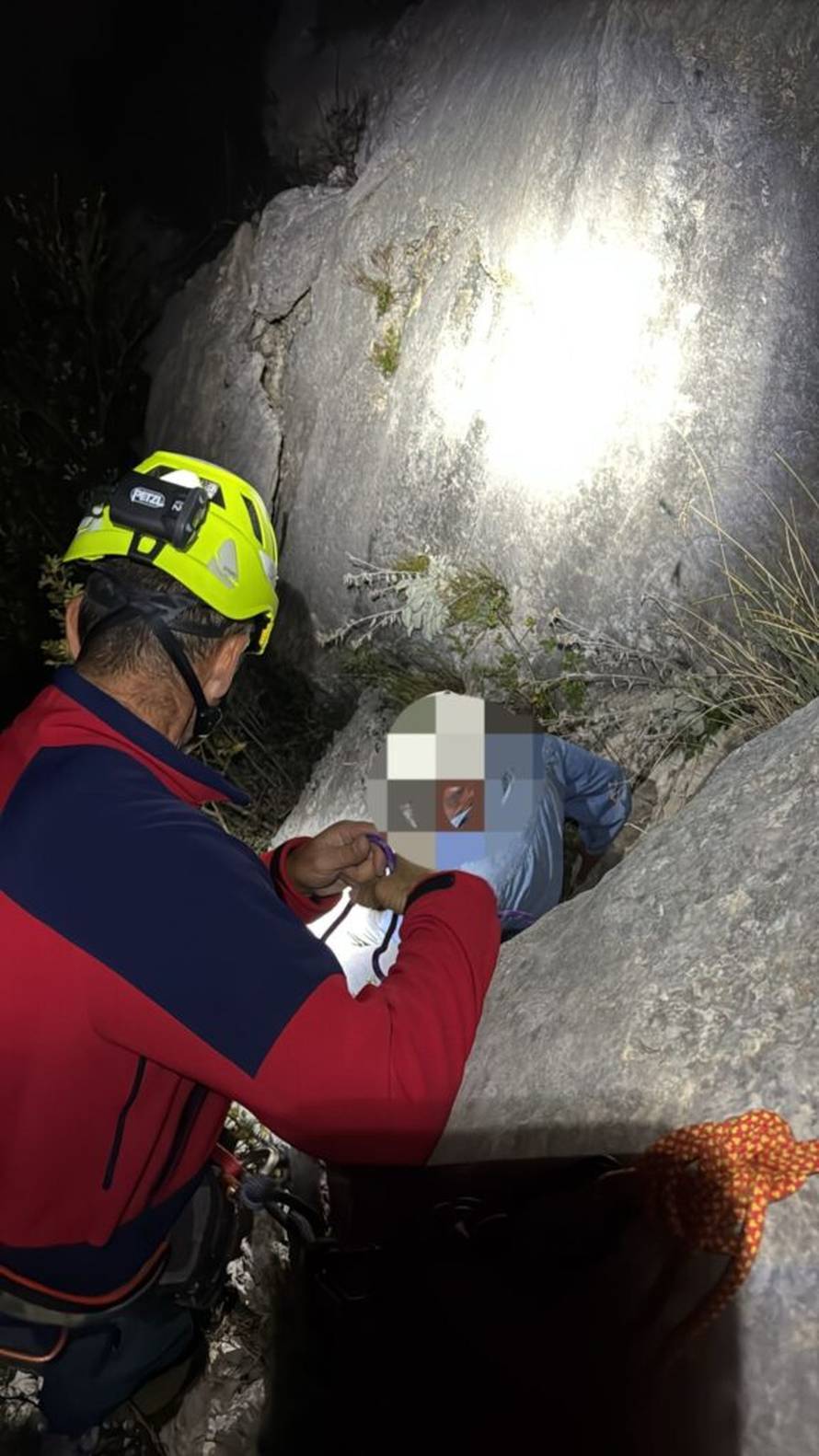 HGSS Split spasio starca (84) sa stijene: 'Htio je sam sići, bunio se kad smo ga primili pod ruku'