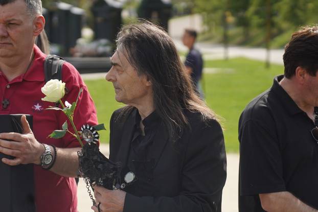 Beograd: Dado Topić s bijelom ružom oprostio se od Slađane Milošević