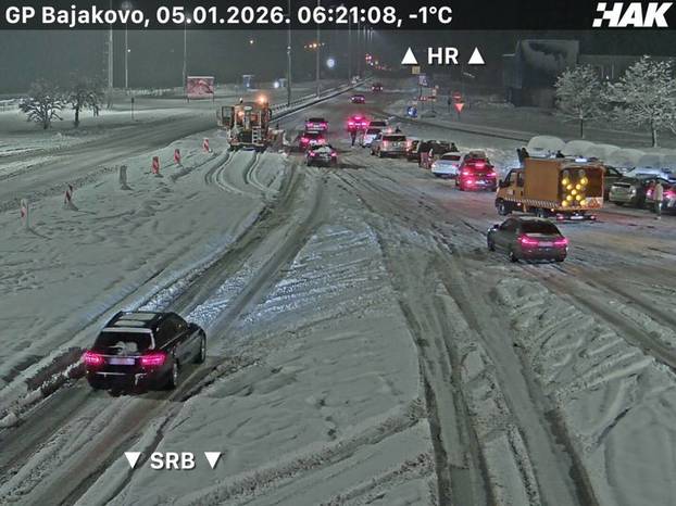 FOTO  Snijeg pada u Zagrebu, A1 zatvorili kod Sv. Roka zbog sudara. Ovako izgledaju ceste