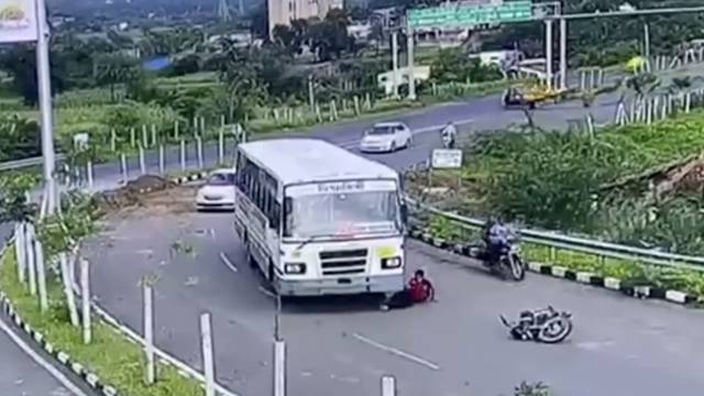 Autobus pregazio motociklista, srušio ga pa je ostao zarobljen između dva prednja kotača