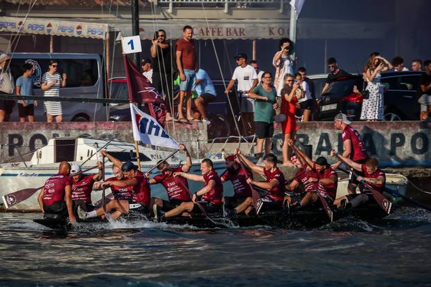 Prolazak Maratona lađa kroz Komin uz bakljadu