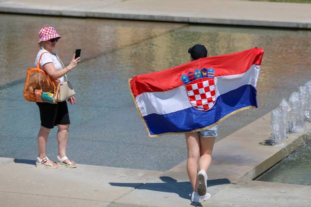 Zagreb: Tisuće fanova Thompsona prolazi Mostom mladosti koji je zatvoren za promet