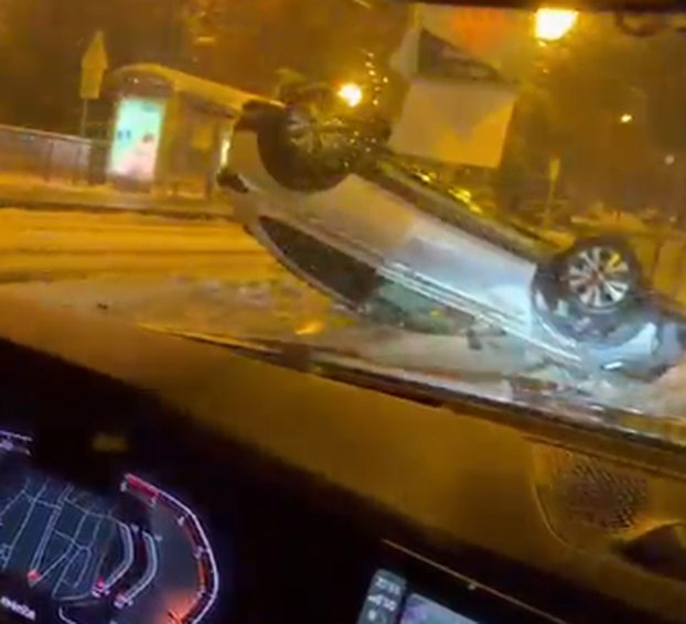 Teška nesreća u Zagrebu: Auto na krovu! Pogledajte fotke