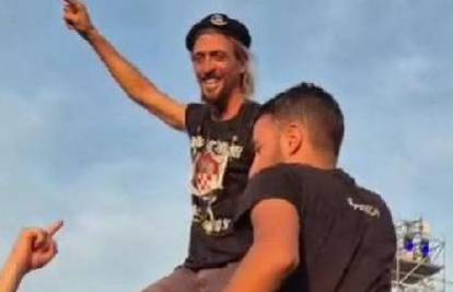 VIDEO Mladić se primao  za međunožje i urlao 'Za dom', a svi oko njega 'Spremni'