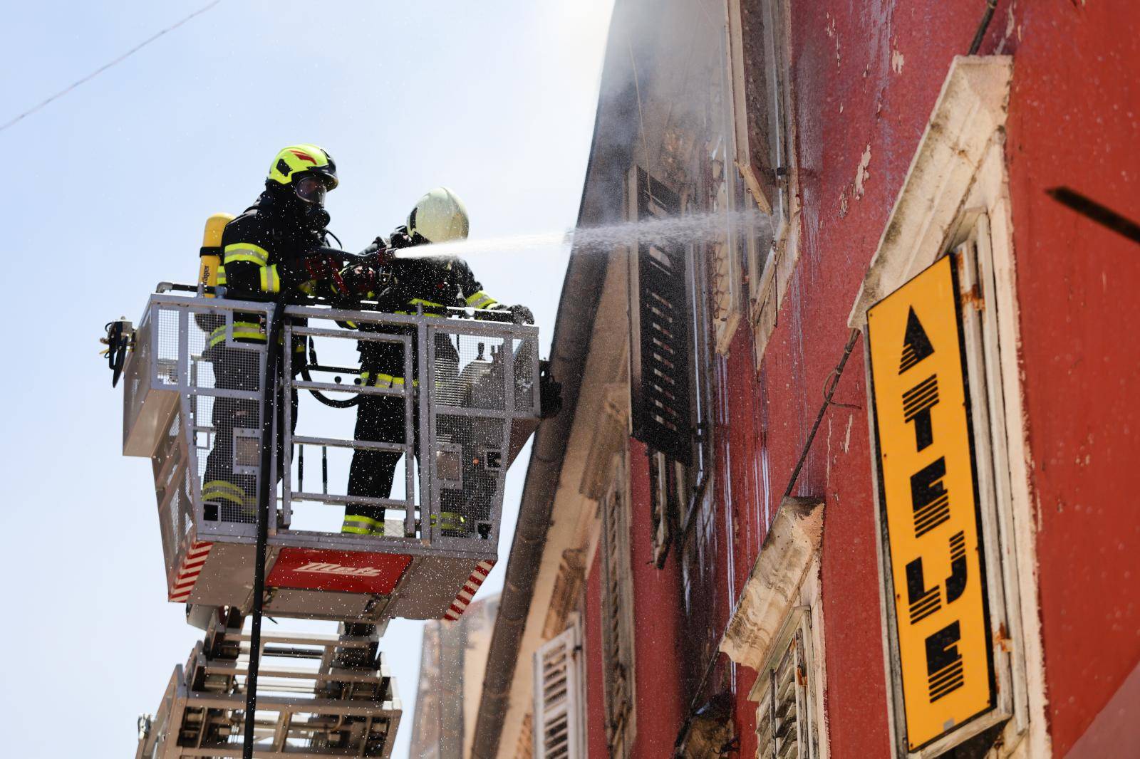 Izbio je požar u stanu u centru Zadra, stanari su evakuirani